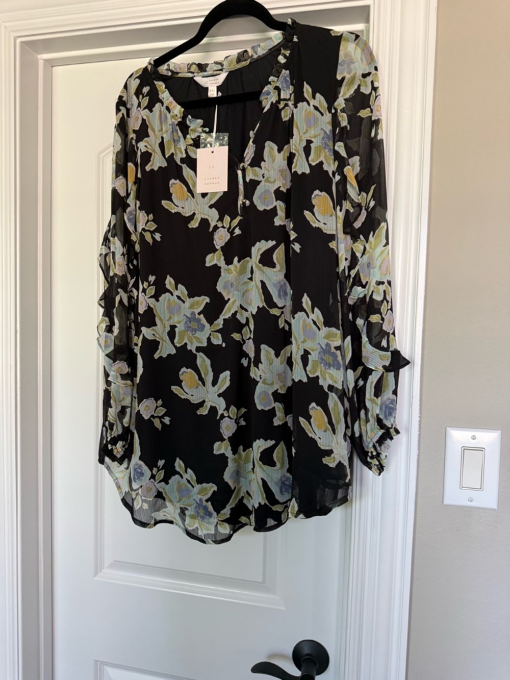 Floral Ruffle-Sleeve Tunic Blouse - Black Floral